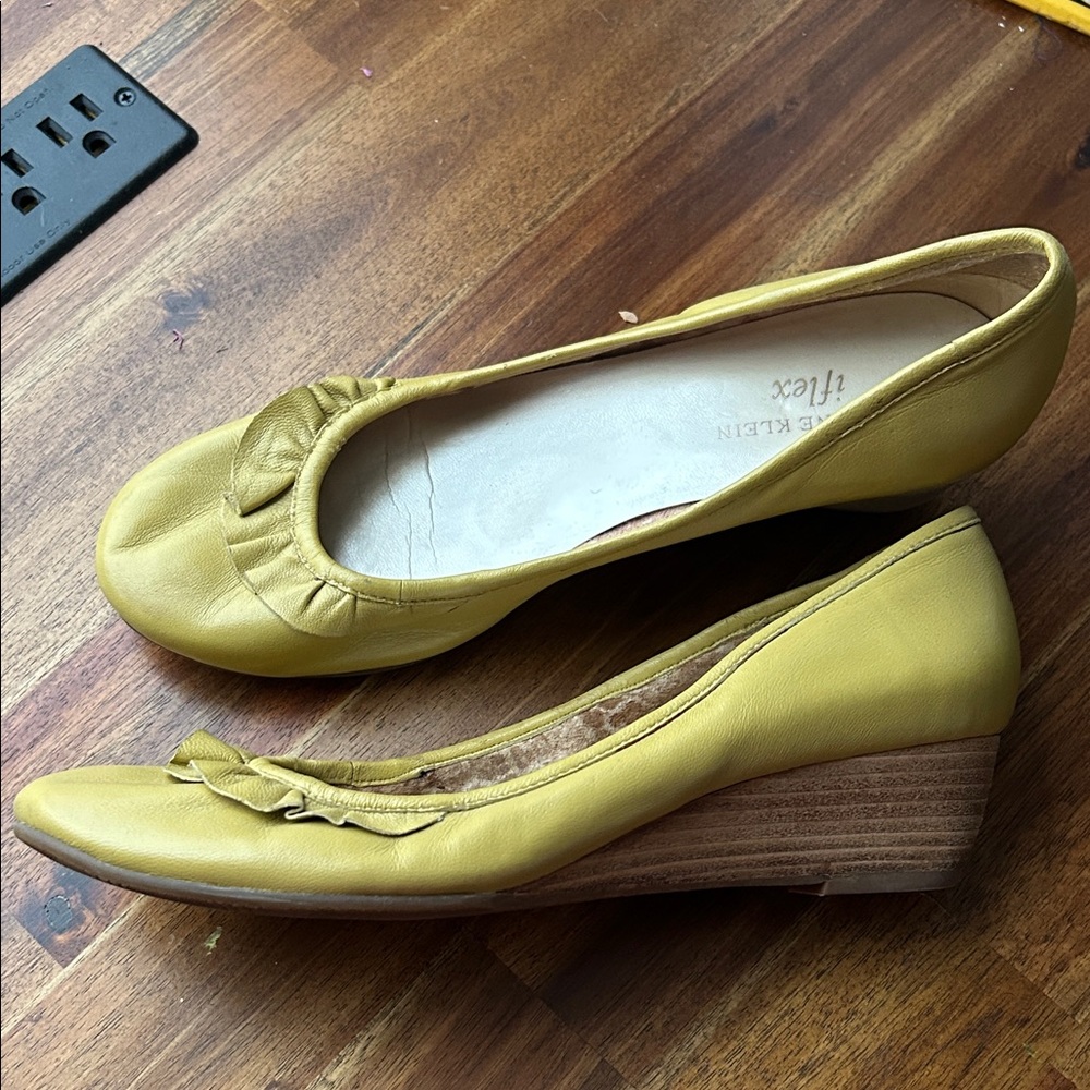 Anne Klein Mustard Leather wedges